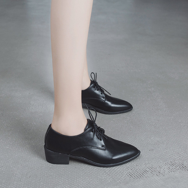 Modern női alkalmi cipő fekete fűzővel