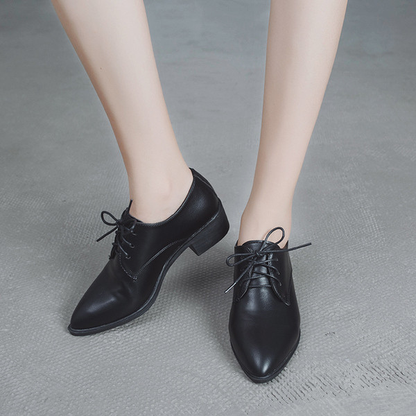 Modern női alkalmi cipő fekete fűzővel