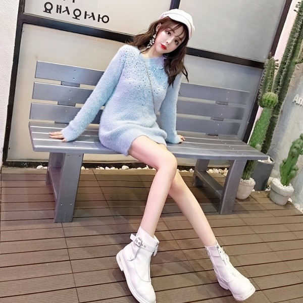 Hosszú testre szabott pulóver kék és fehér flitterekkel