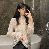 Női csipkeblúz pólógallérral, bézs színben