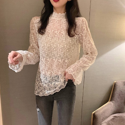 Női csipkeblúz pólógallérral, bézs színben