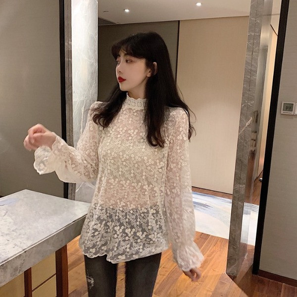 Női csipkeblúz pólógallérral, bézs színben