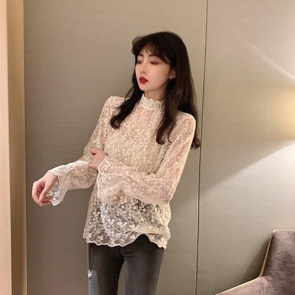 Női csipkeblúz pólógallérral, bézs színben