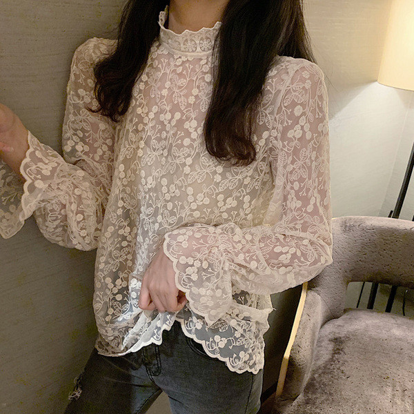 Női csipkeblúz pólógallérral, bézs színben