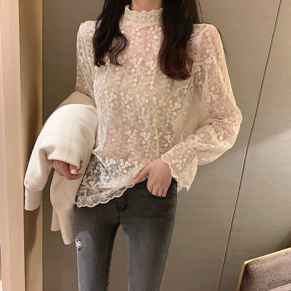 Női csipkeblúz pólógallérral, bézs színben