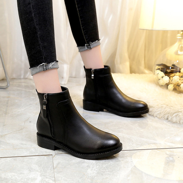 Alkalmi női csizma vastag sarokkal és cipzárral fekete színben