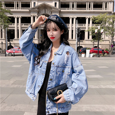 Széles, hétköznapi farmerdzseki szakadt motívumokkal