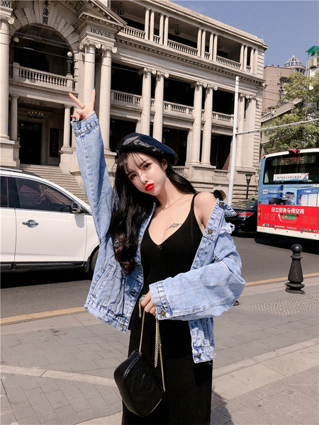 Széles, hétköznapi farmerdzseki szakadt motívumokkal