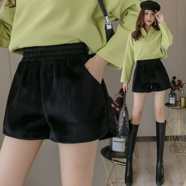 Alkalmi női bársony rövidnadrág új modellje