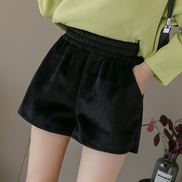 Alkalmi női bársony rövidnadrág új modellje