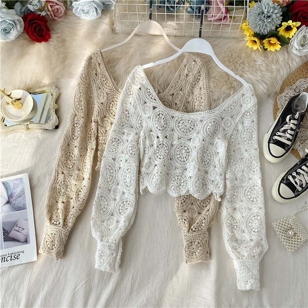 Bluză de damă modernă tricotată cu decolteu rotund în alb și bej