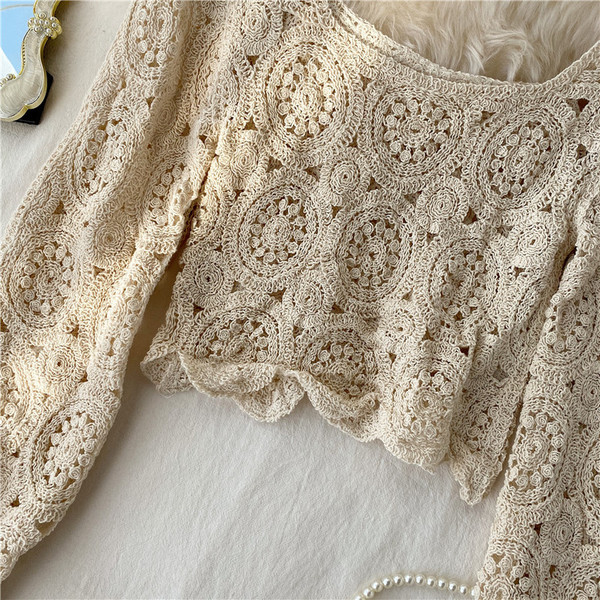 Bluză de damă modernă tricotată cu decolteu rotund în alb și bej