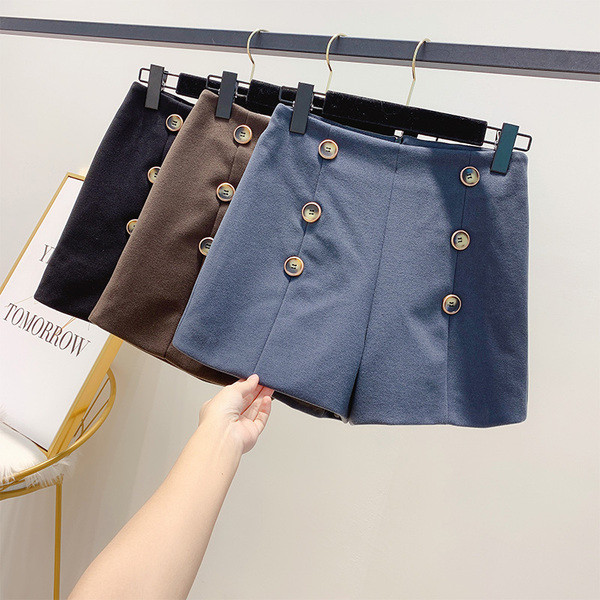 Női téli rövidnadrág gombokkal, három színben