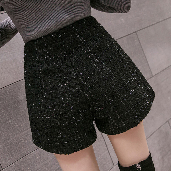 Μοντέρνα γυναικεία σορτς με ψηλή μέση και χρωματιστό μοτίβο σε μαύρο χρώμα