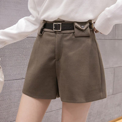 Női rövidnadrág új modellje övvel barna és fekete színben