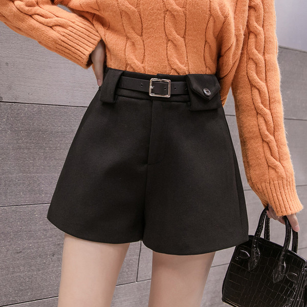 Női rövidnadrág új modellje övvel barna és fekete színben