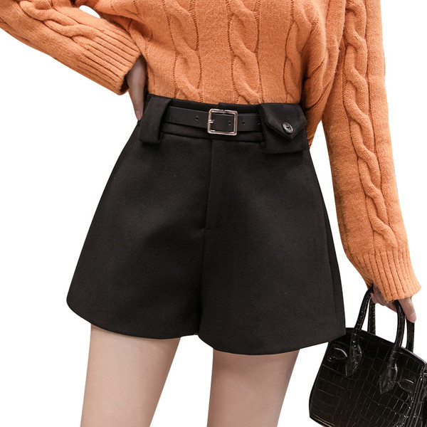 Női rövidnadrág új modellje övvel barna és fekete színben