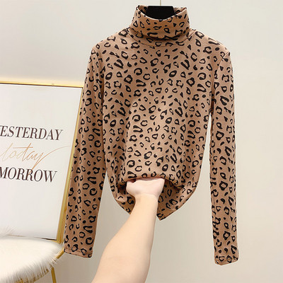 Modern női blúz magas pólógallérral és leopárd mintával