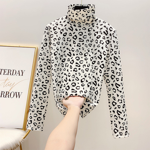 Modern női blúz magas pólógallérral és leopárd mintával