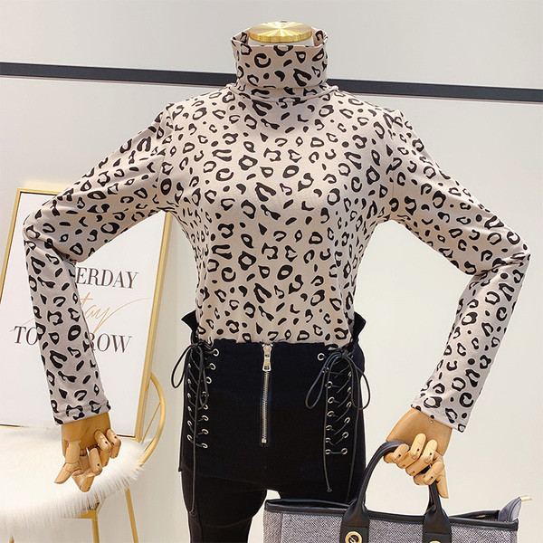 Modern női blúz magas pólógallérral és leopárd mintával