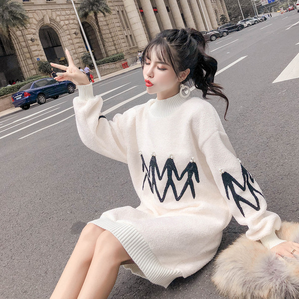 Fehér és rózsaszín gyöngyös női pehelyruha