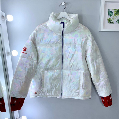 Modern női kabát cipzárral és magas gallérral, különböző színekben