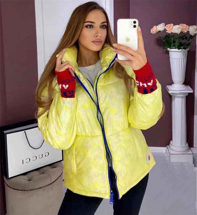 Modern női kabát cipzárral és magas gallérral, különböző színekben