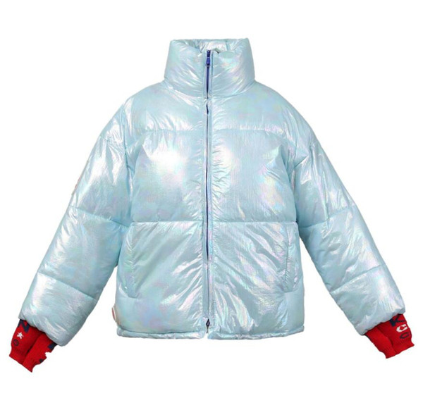 Modern női kabát cipzárral és magas gallérral, különböző színekben