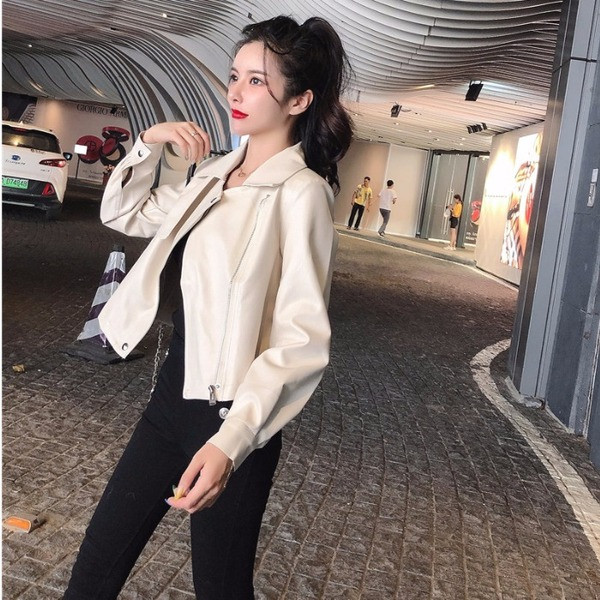 Rövid kabát ekobőr cipzárral fehér és fekete színben