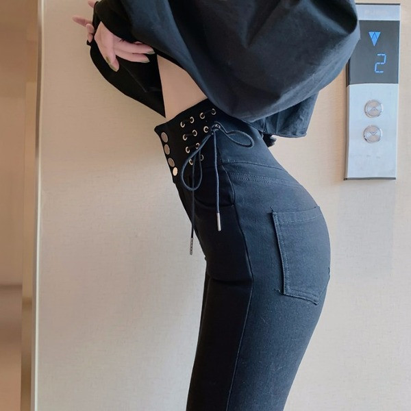 Fekete színű női testhezálló nadrág, magas derékkal, megkötővel