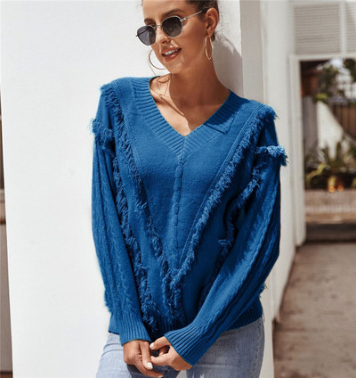 Modern női pulóver spitz nyakkivágással és bézs, kék és piros rojtokkal