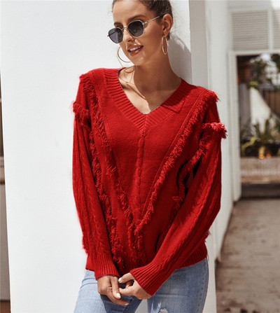 Modern női pulóver spitz nyakkivágással és bézs, kék és piros rojtokkal