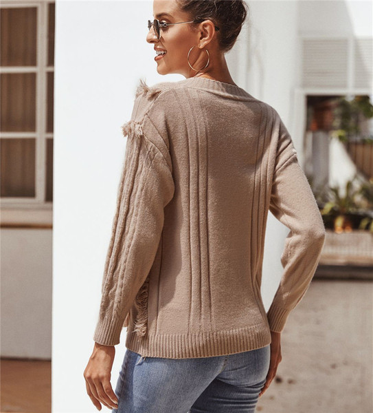 Modern női pulóver spitz nyakkivágással és bézs, kék és piros rojtokkal