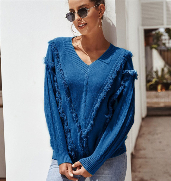 Modern női pulóver spitz nyakkivágással és bézs, kék és piros rojtokkal