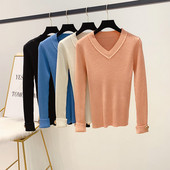 Μοντέρνο γυναικείο πουλόβερ με λαιμόκοψη και κουμπί στο μανίκι