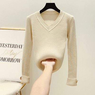 Μοντέρνο γυναικείο πουλόβερ με λαιμόκοψη και κουμπί στο μανίκι