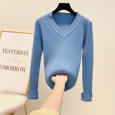 Μοντέρνο γυναικείο πουλόβερ με λαιμόκοψη και κουμπί στο μανίκι