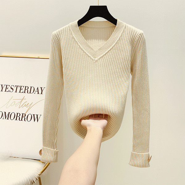 Μοντέρνο γυναικείο πουλόβερ με λαιμόκοψη και κουμπί στο μανίκι