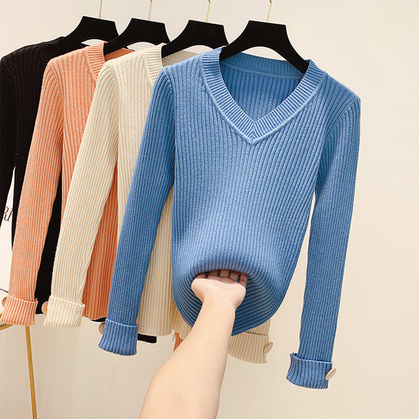 Μοντέρνο γυναικείο πουλόβερ με λαιμόκοψη και κουμπί στο μανίκι