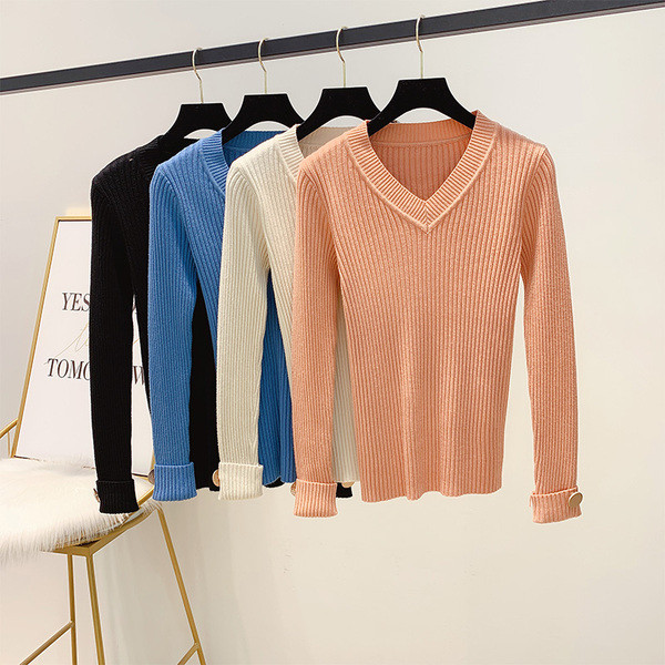 Μοντέρνο γυναικείο πουλόβερ με λαιμόκοψη και κουμπί στο μανίκι