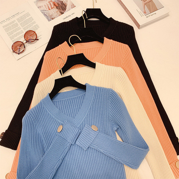 Μοντέρνο γυναικείο πουλόβερ με λαιμόκοψη και κουμπί στο μανίκι