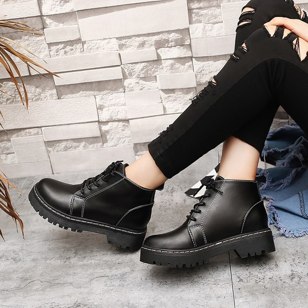 Modern női csizma fűzővel és durva talppal, fekete színben