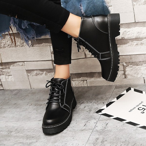 Modern női csizma fűzővel és durva talppal, fekete színben
