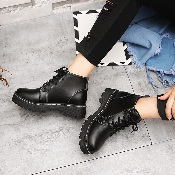 Modern női csizma fűzővel és durva talppal, fekete színben