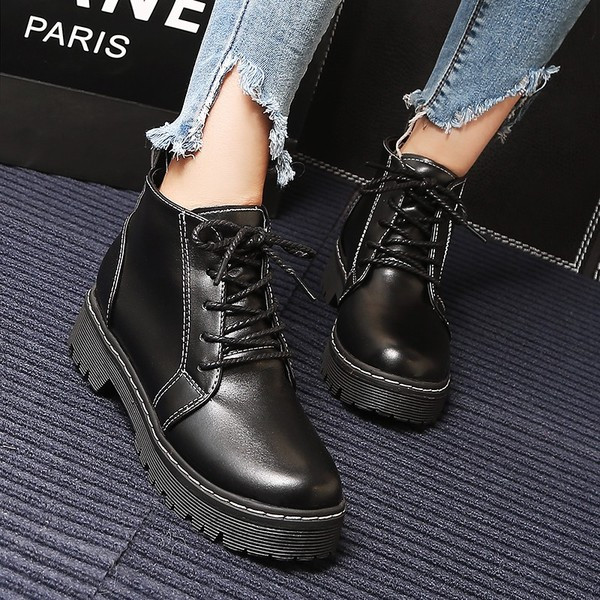 Modern női csizma fűzővel és durva talppal, fekete színben