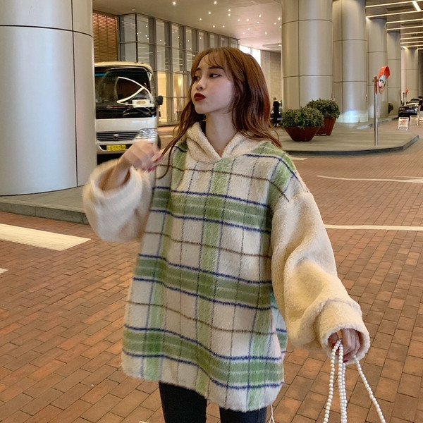 Hosszú és széles kockás pulóver kapucnival