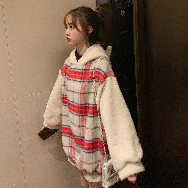 Hosszú és széles kockás pulóver kapucnival