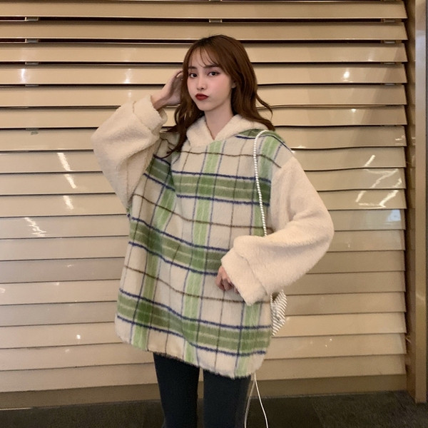 Hosszú és széles kockás pulóver kapucnival