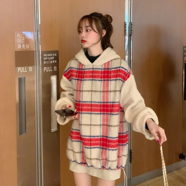 Hosszú és széles kockás pulóver kapucnival