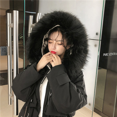 Hosszú téli kabát zsebekkel és kapucnival pehelyes